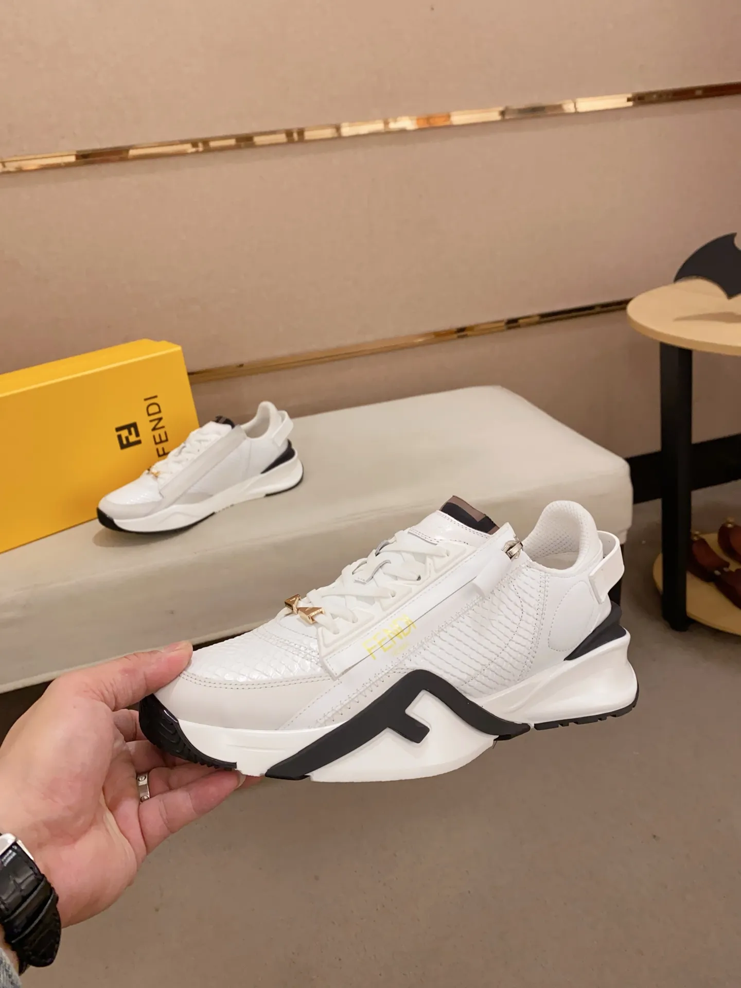 Men's shoes💰: 540💰(Higher version) [Fendi] Fendi's latest casual shoes for men! Available at counters simultaneously! A one-to-one replica of the original. Made entirely of imported top-grain calfskin, the interior is made of top-grain water-dyed cowhide, and the original factory-supplied rubber outsole. Leading new fashion concepts. Matching code: 38-44. 45 can be customized and non-returnable!